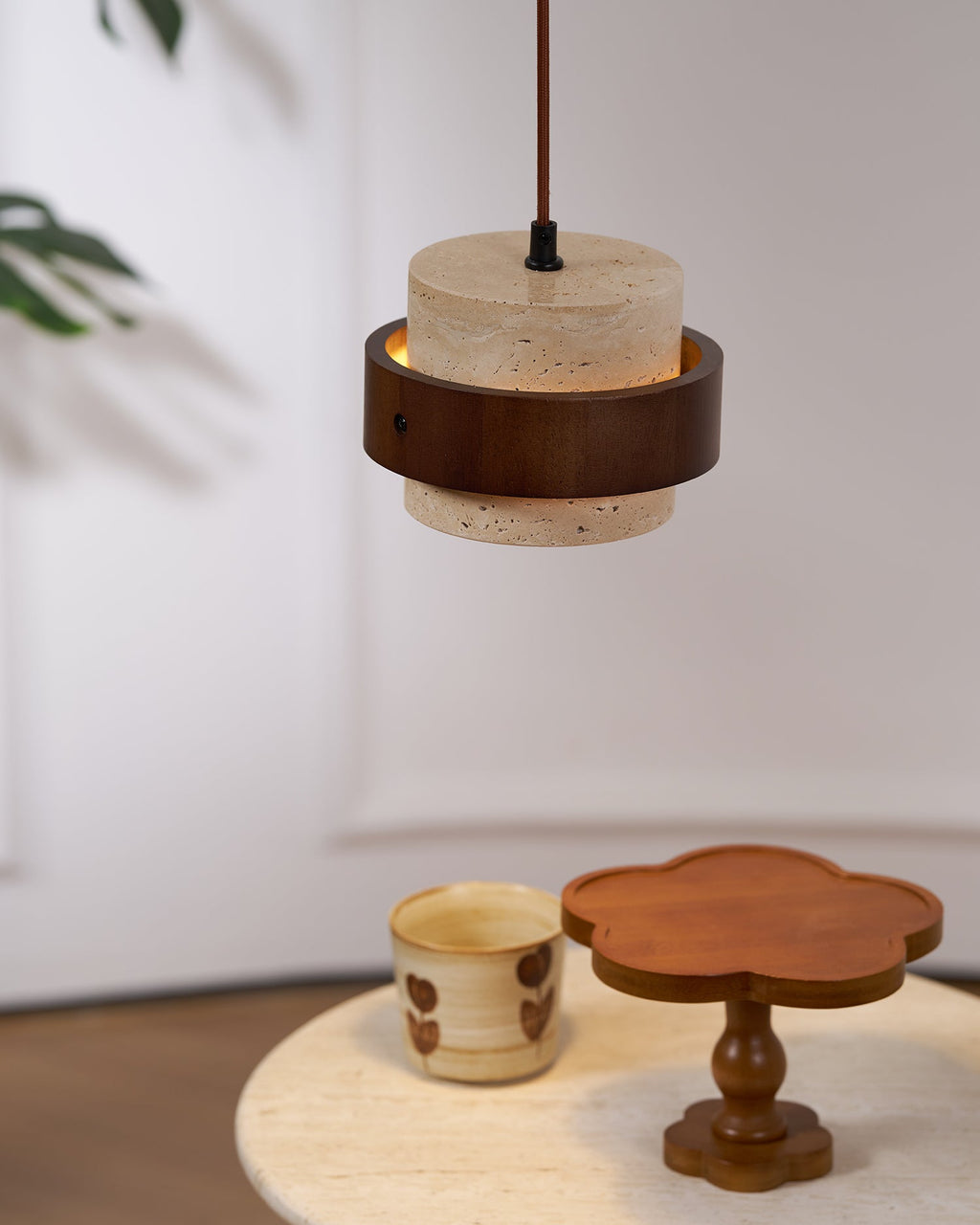 Suspension moderne Karsten en Noyer et travertin jaune