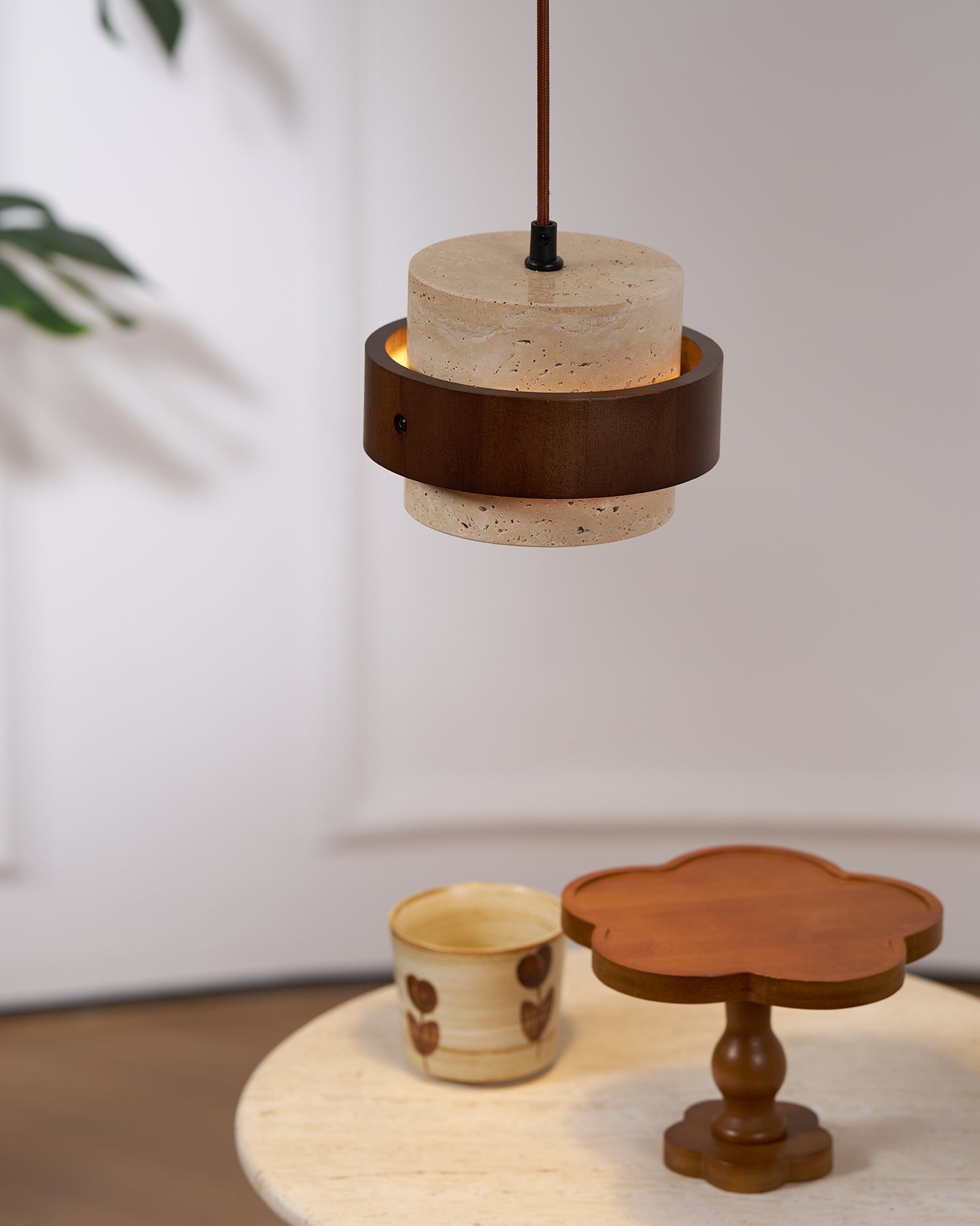 Suspension moderne Karsten en Noyer et travertin jaune