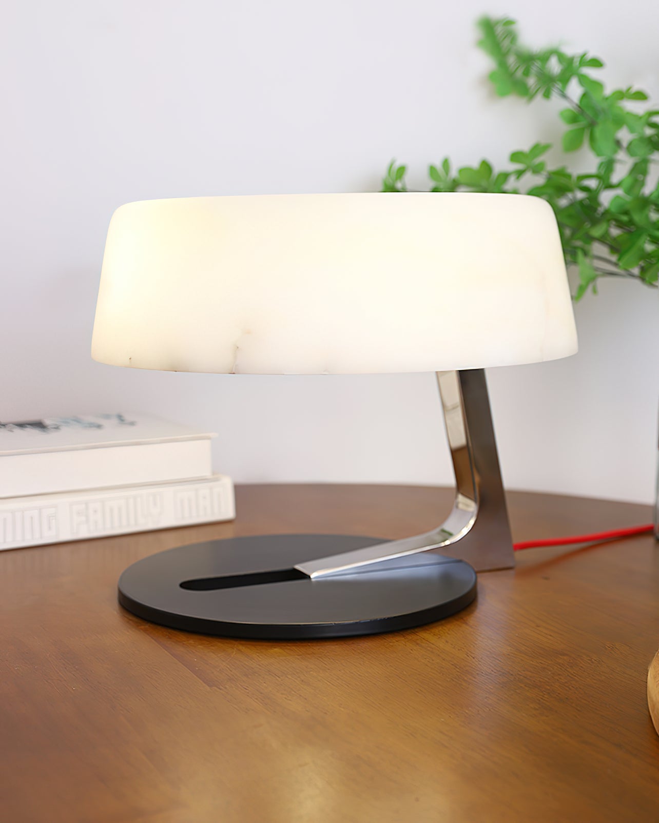 Lampe à poser moderne Hart en Noir et albâtre blanc
