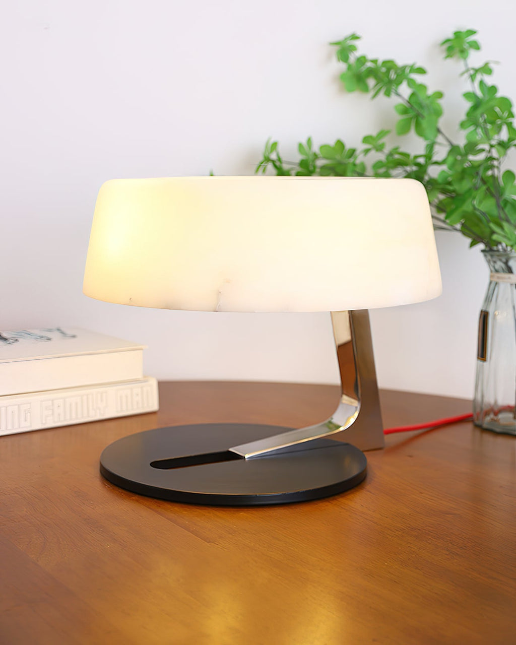 Lampe à poser moderne Hart en Noir et albâtre blanc