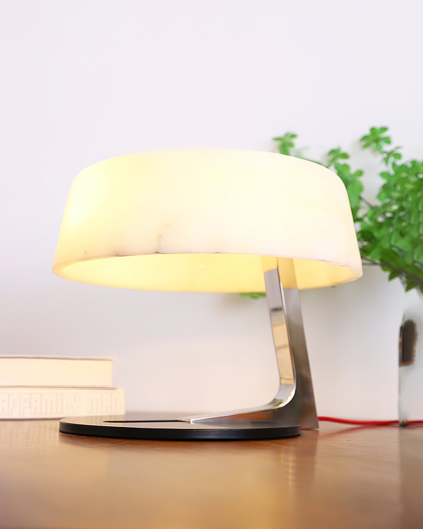 Lampe à poser moderne Hart en Noir et albâtre blanc