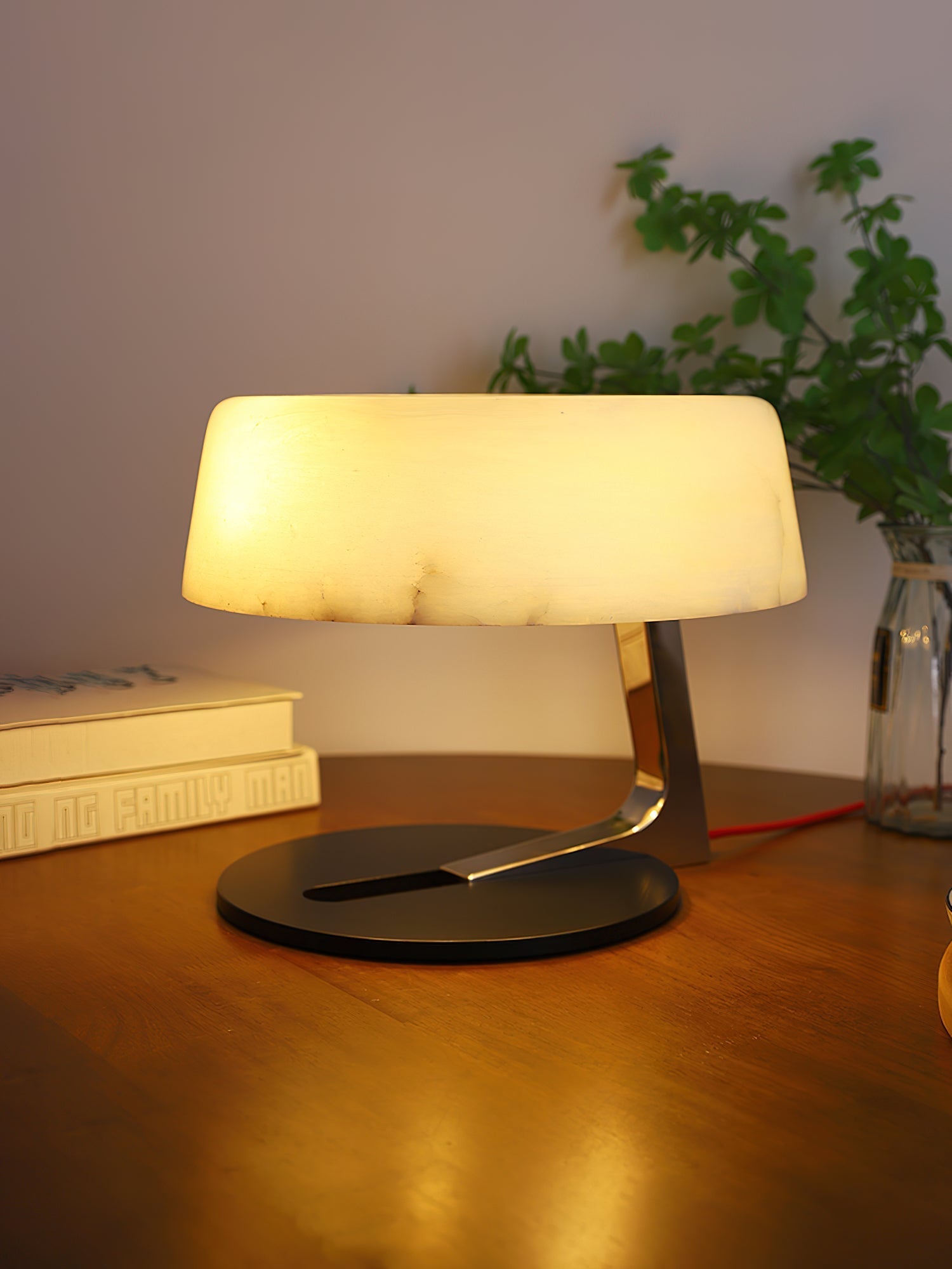 Lampe à poser moderne Hart en Noir et albâtre blanc