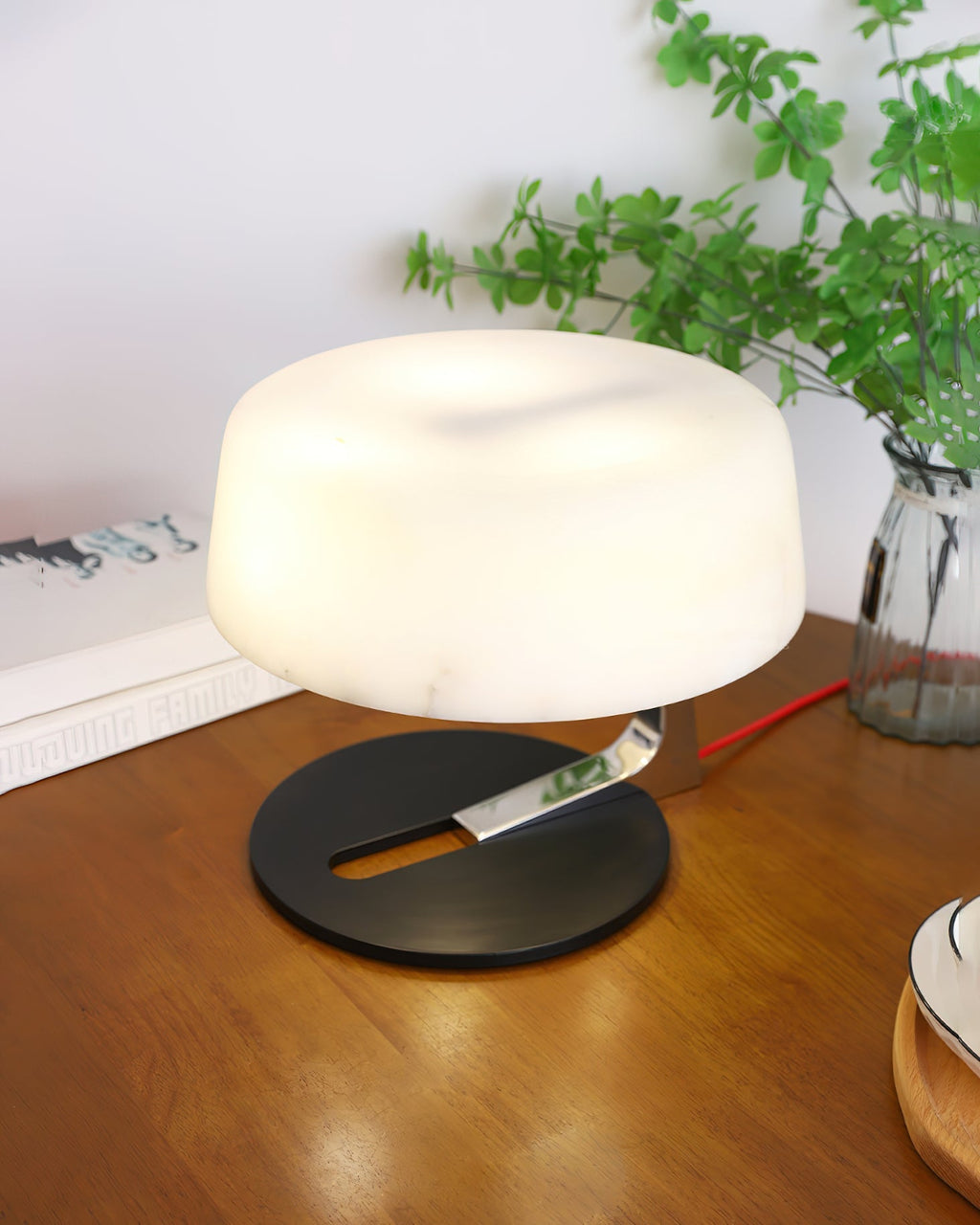 Lampe à poser moderne Hart en Noir et albâtre blanc