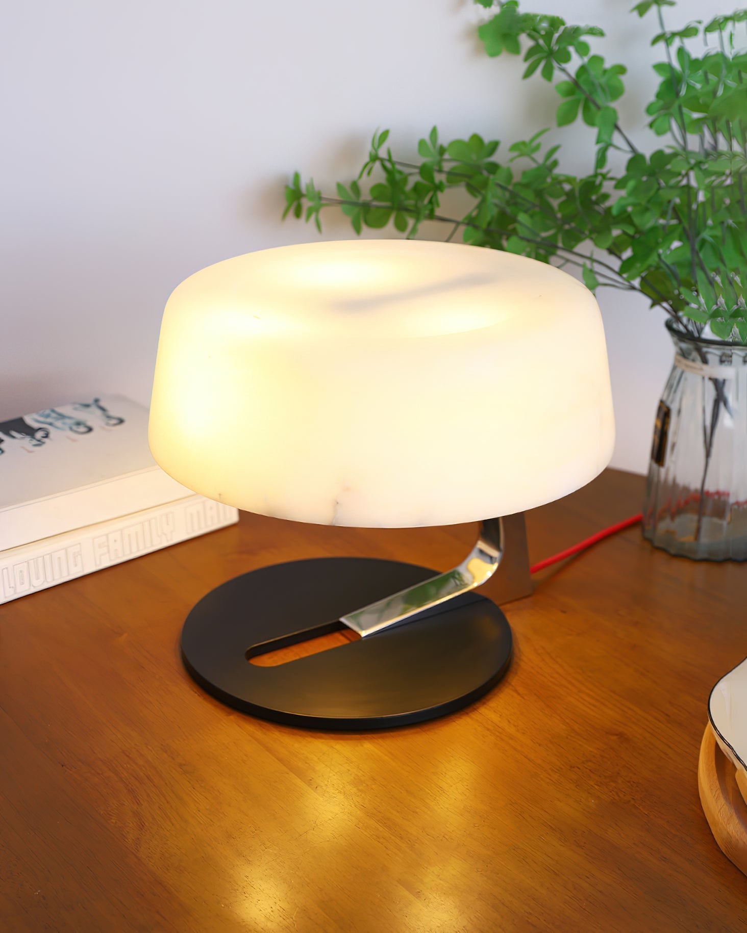 Lampe à poser moderne Hart en Noir et albâtre blanc