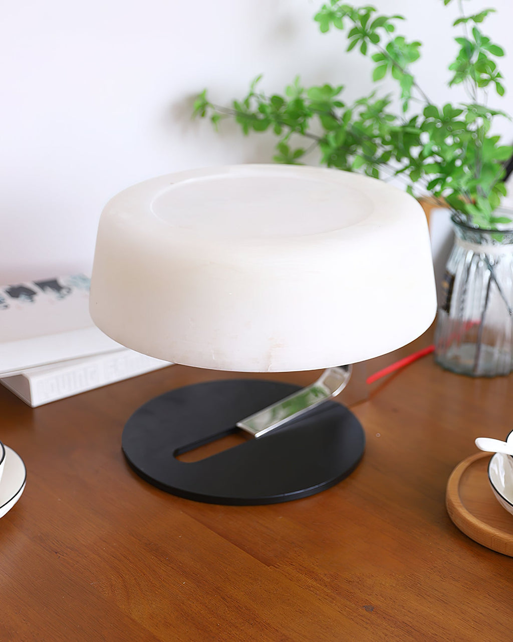 Lampe à poser moderne Hart en Noir et albâtre blanc