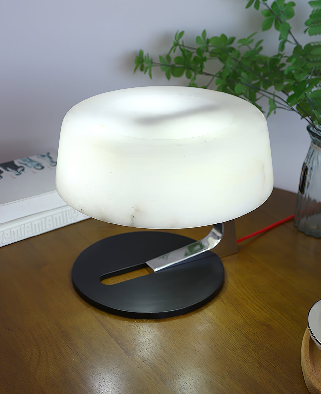 Lampe à poser moderne Hart en Noir et albâtre blanc