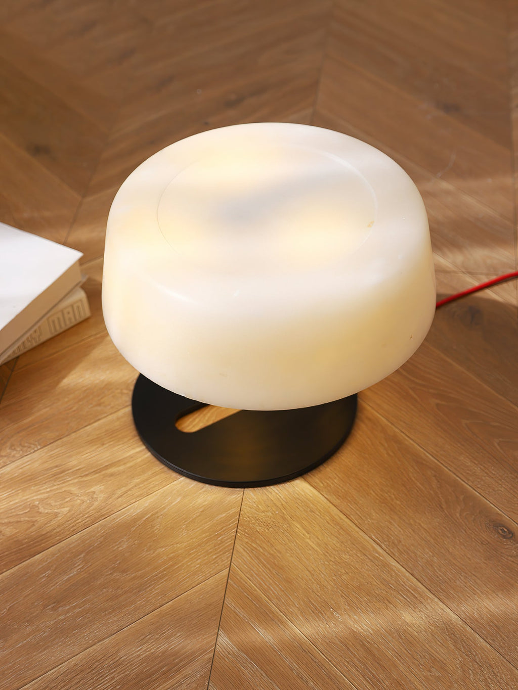Lampe à poser moderne Hart en Noir et albâtre blanc