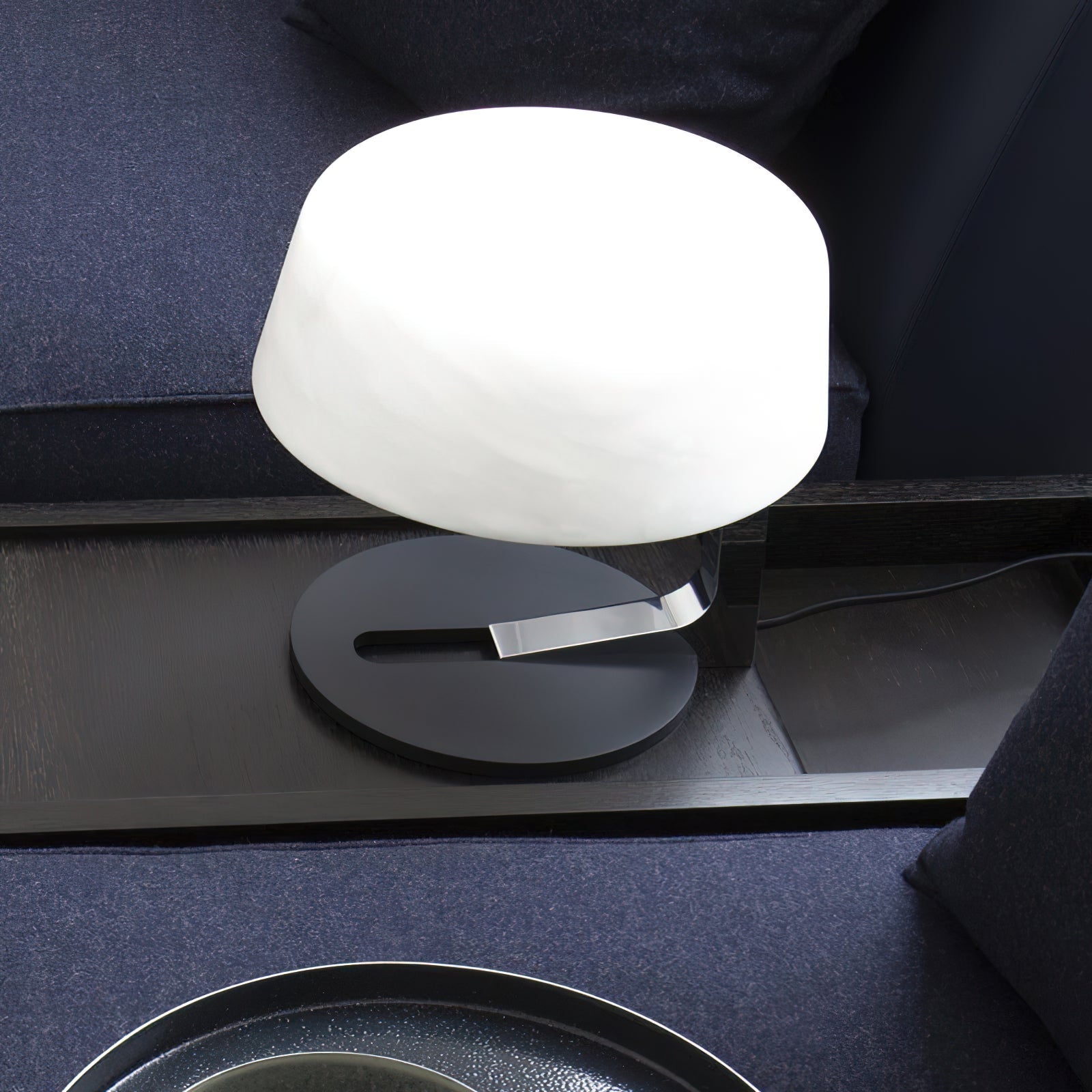 Lampe à poser moderne Hart en Noir et albâtre blanc