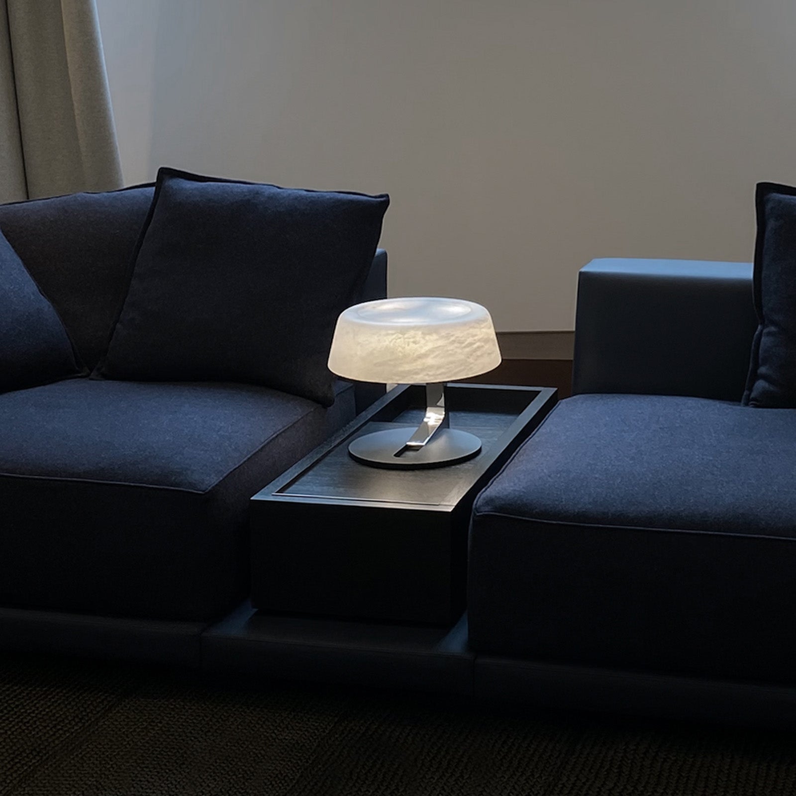 Lampe à poser moderne Hart en Noir et albâtre blanc