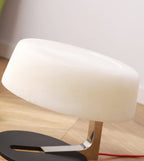Lampe à poser moderne Hart en Noir et albâtre blanc