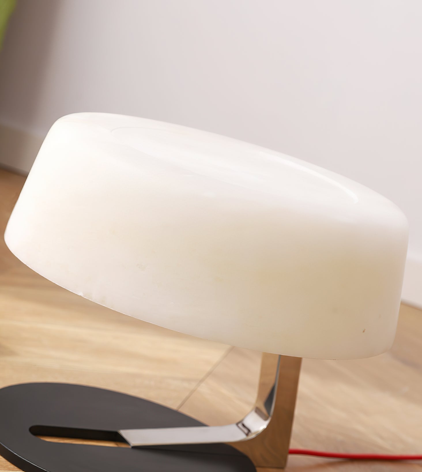 Lampe à poser moderne Hart en Noir et albâtre blanc