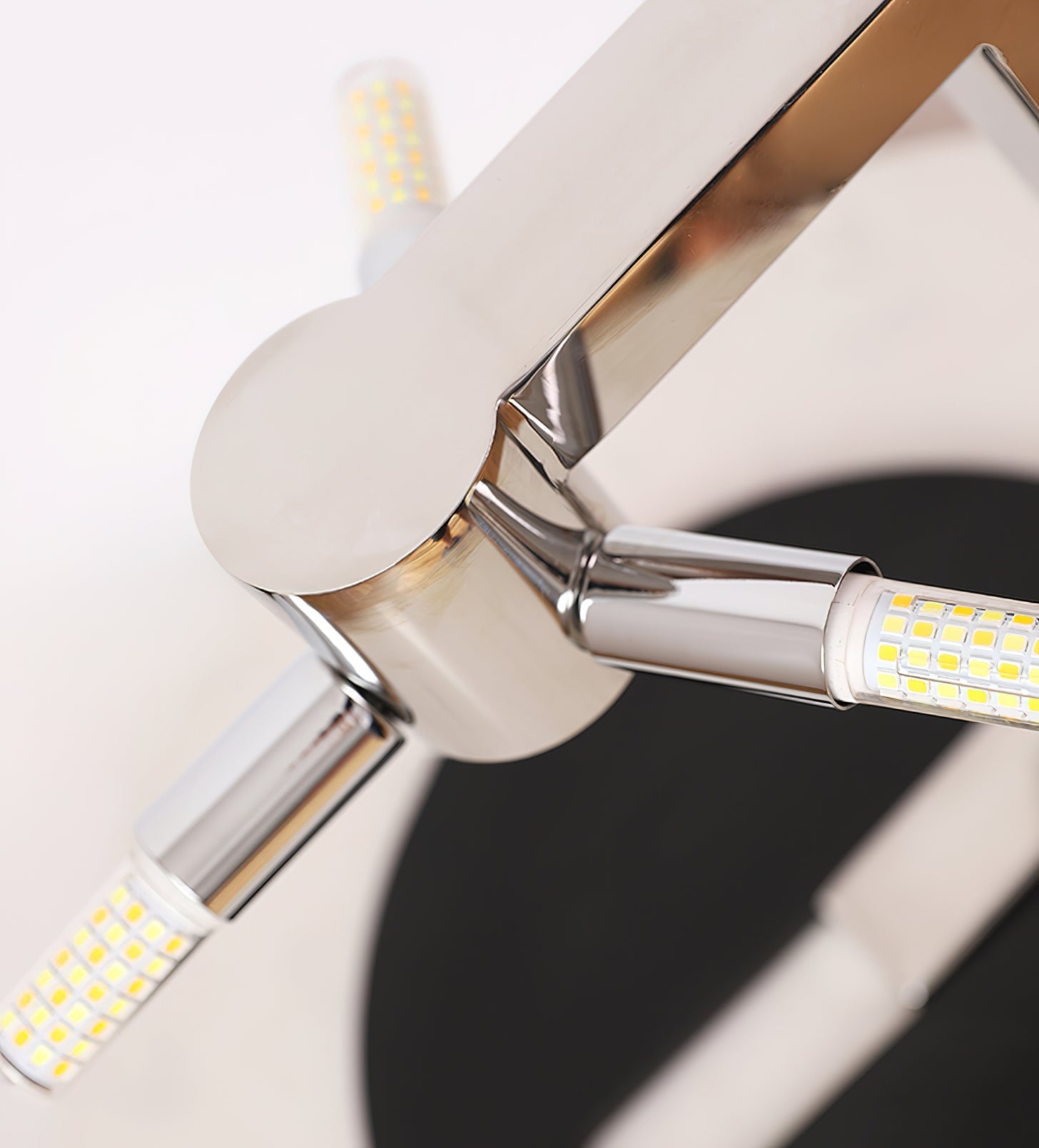 Lampe à poser moderne Hart en Noir et albâtre blanc