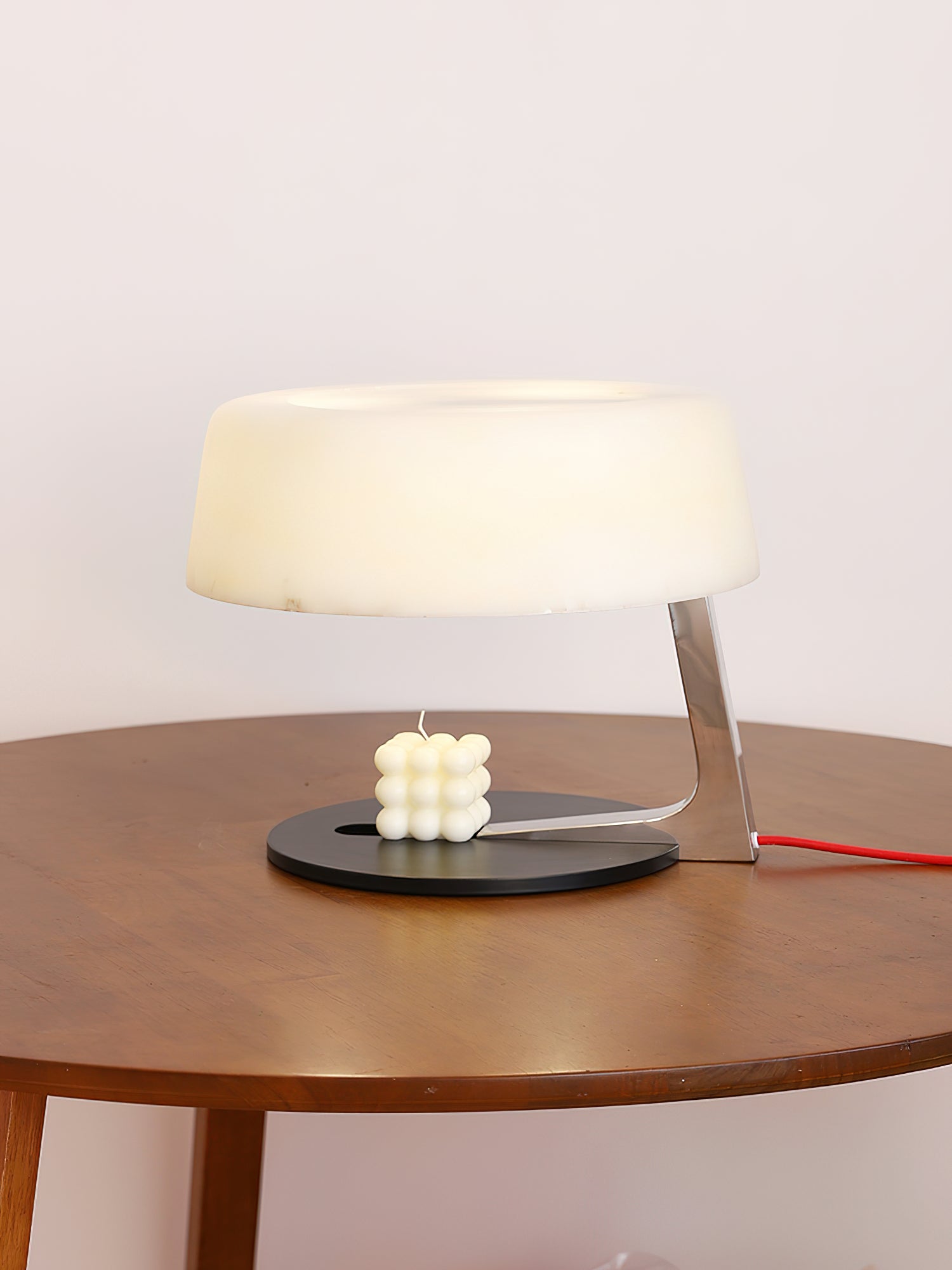 Lampe à poser moderne Hart en Noir et albâtre blanc