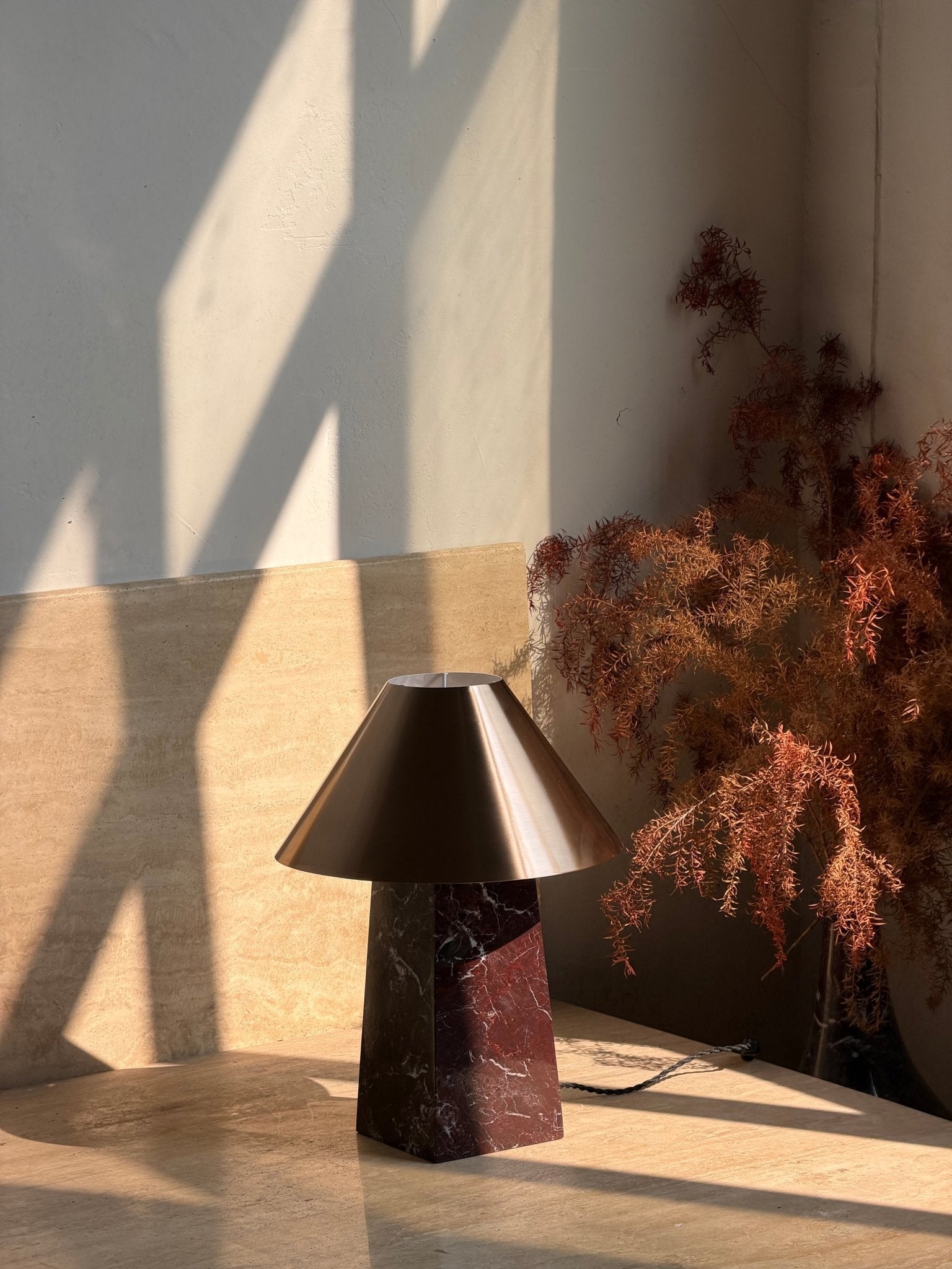 Lampe à poser moderne Baldvin en Rouge marbre et doré