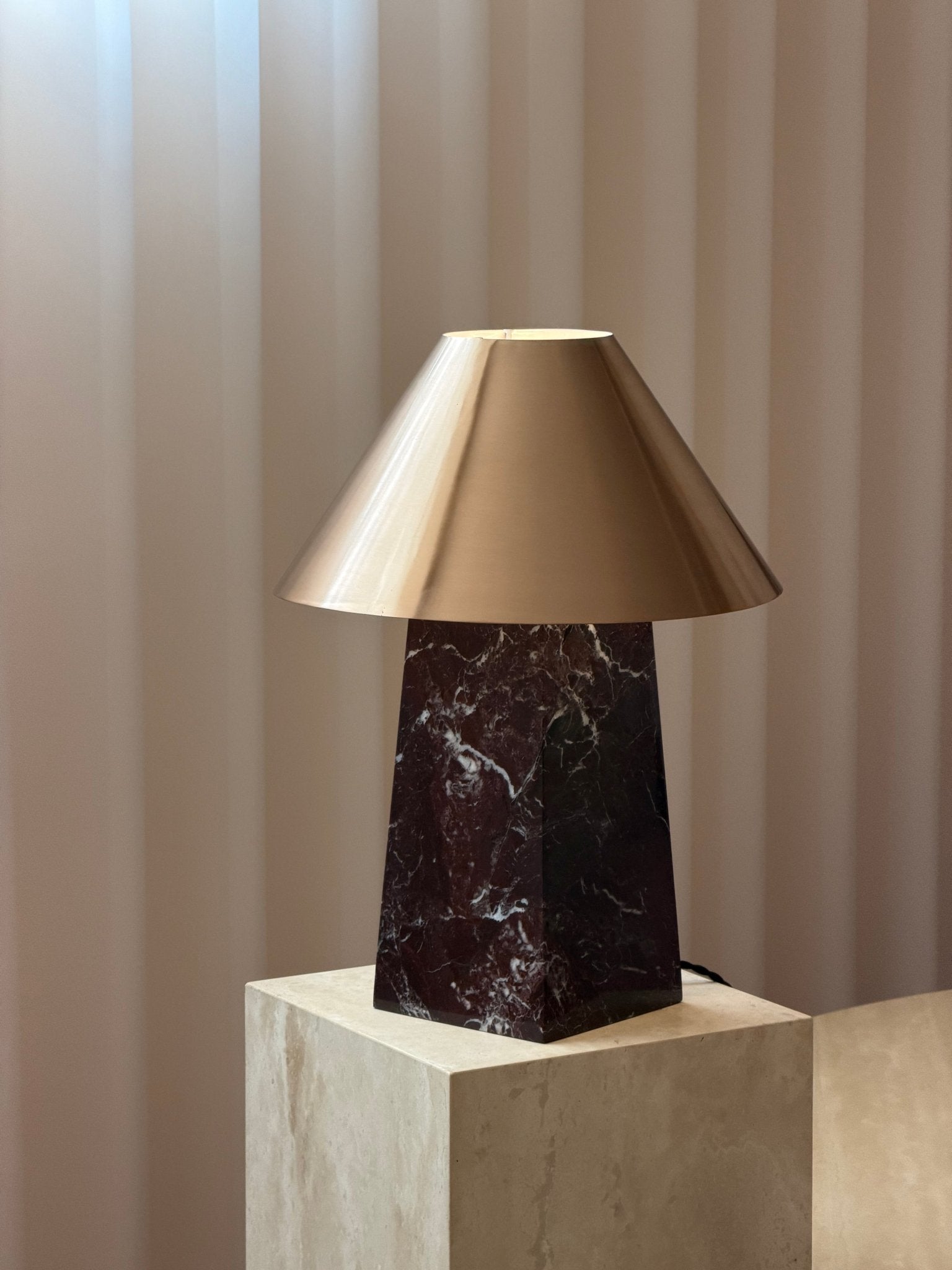 Lampe à poser moderne Baldvin en Rouge marbre et doré