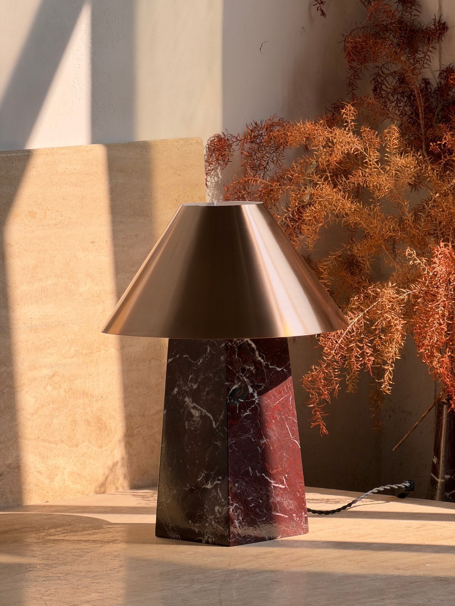 Lampe à poser moderne Baldvin en Rouge marbre et doré