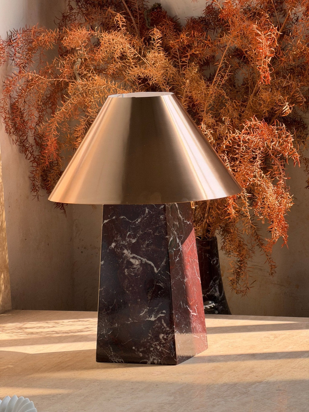 Lampe à poser moderne Baldvin en Rouge marbre et doré