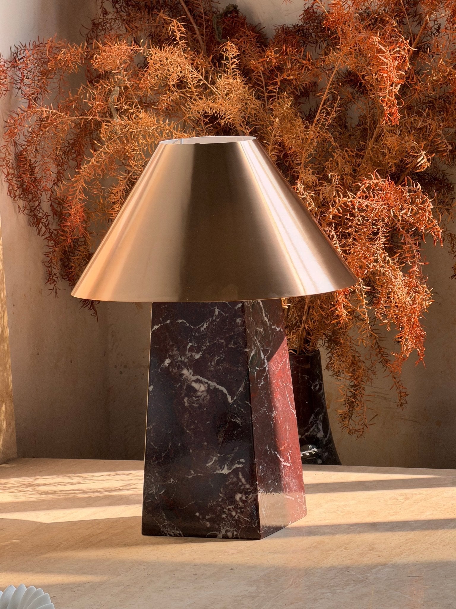 Lampe à poser moderne Baldvin en Rouge marbre et doré