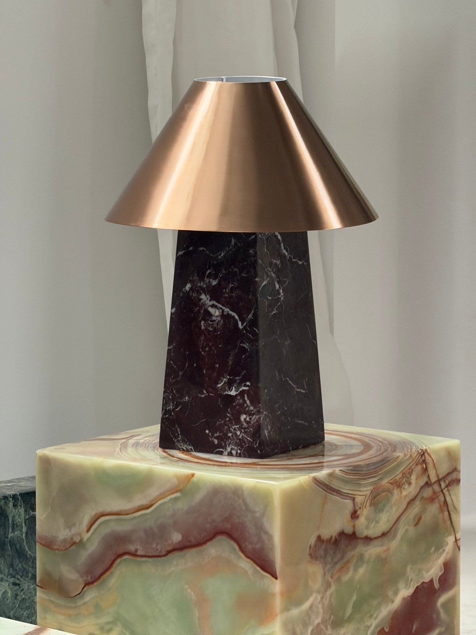 Lampe à poser moderne Baldvin en Rouge marbre et doré