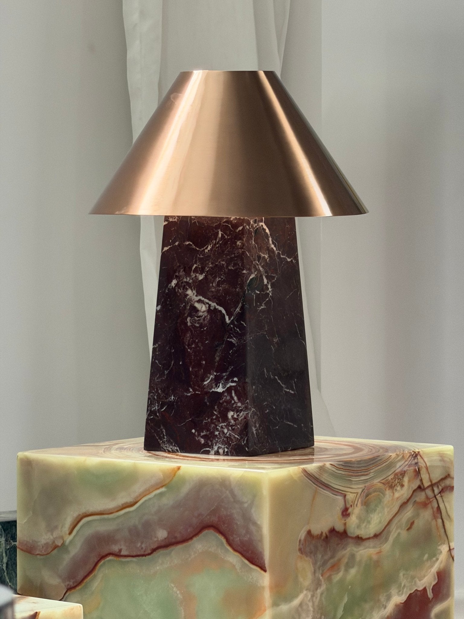 Lampe à poser moderne Baldvin en Rouge marbre et doré