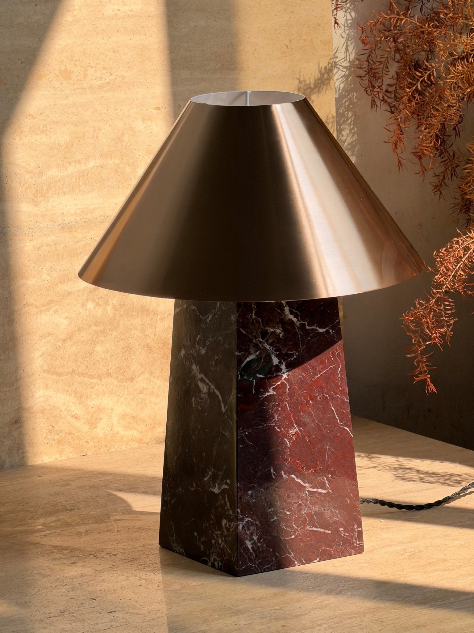 Lampe à poser moderne Baldvin en Rouge marbre et doré