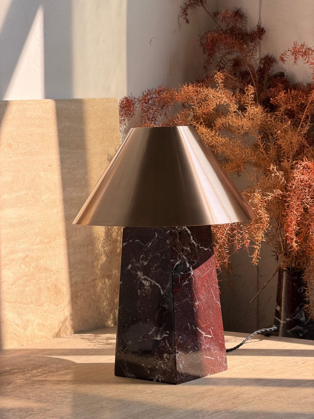 Lampe à poser moderne Baldvin en Rouge marbre et doré