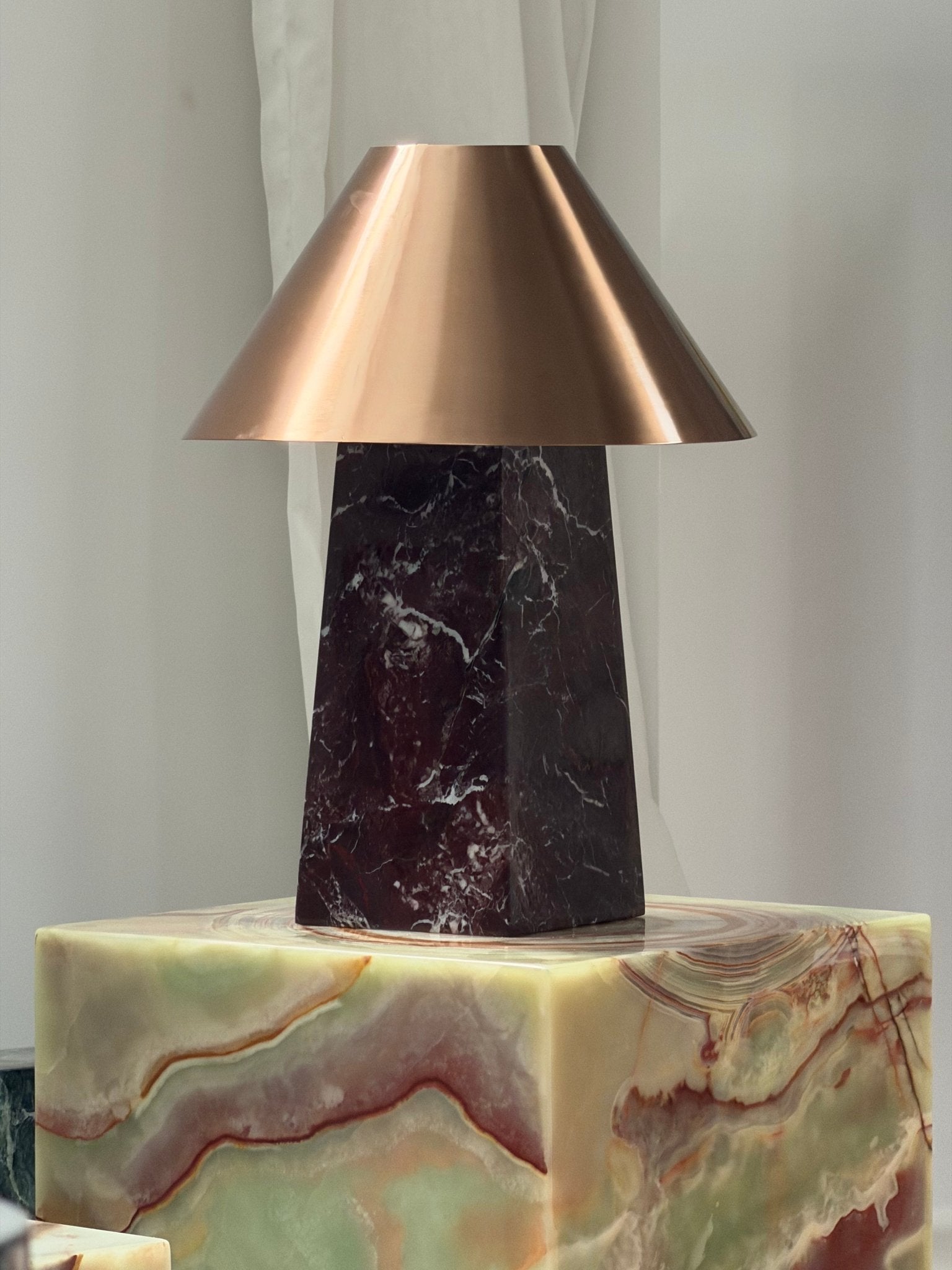 Lampe à poser moderne Baldvin en Rouge marbre et doré