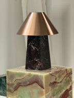 Lampe à poser moderne Baldvin en Rouge marbre et doré