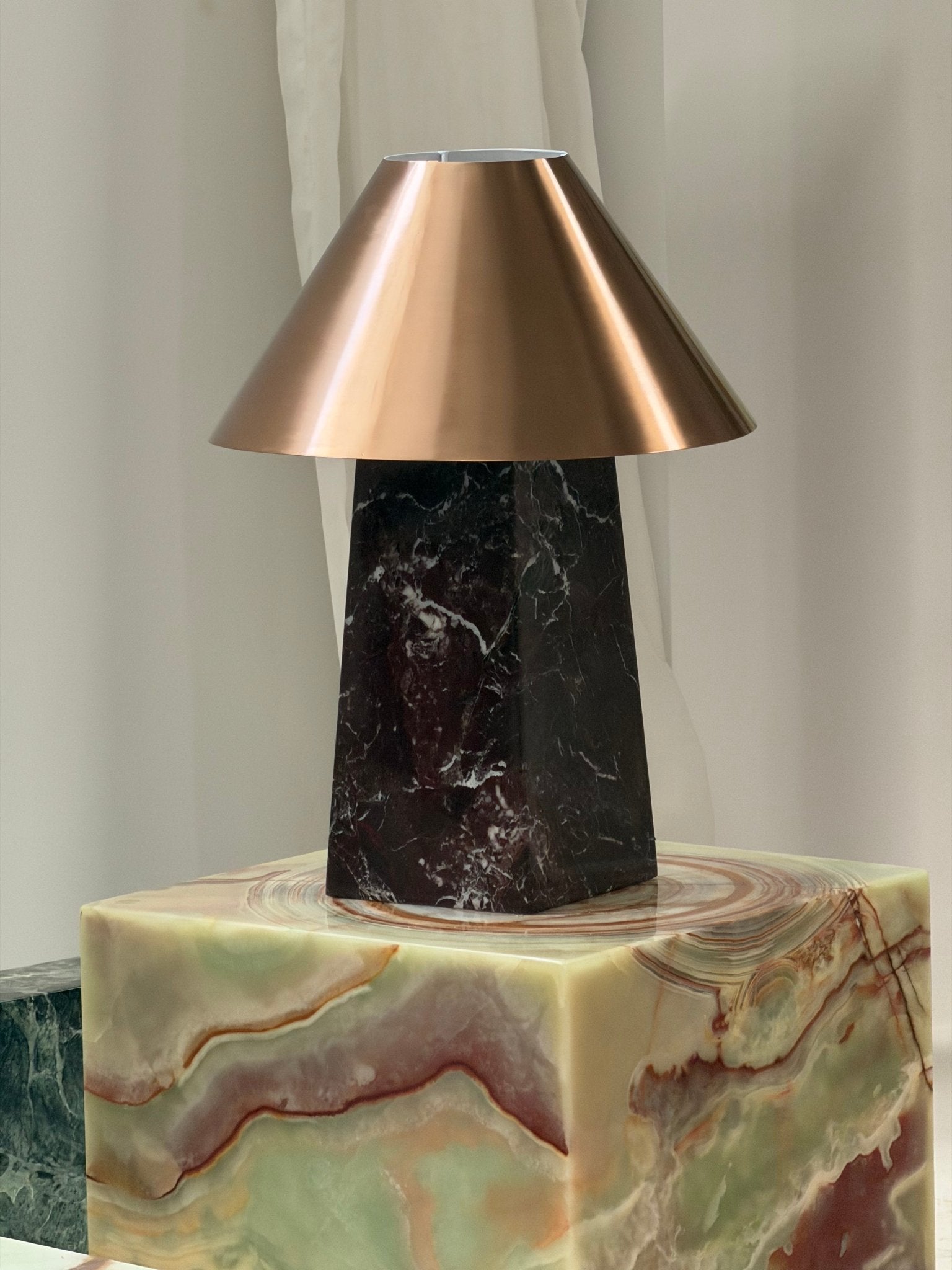 Lampe à poser moderne Baldvin en Rouge marbre et doré