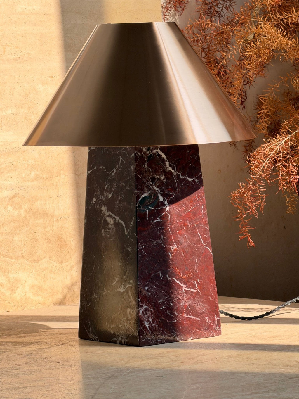 Lampe à poser moderne Baldvin en Rouge marbre et doré