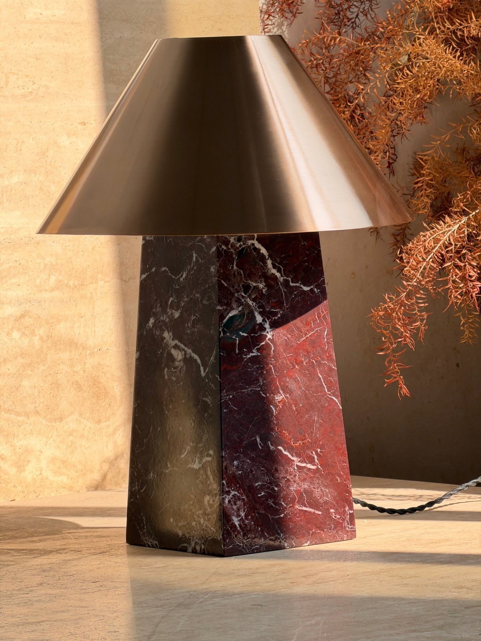 Lampe à poser moderne Baldvin en Rouge marbre et doré