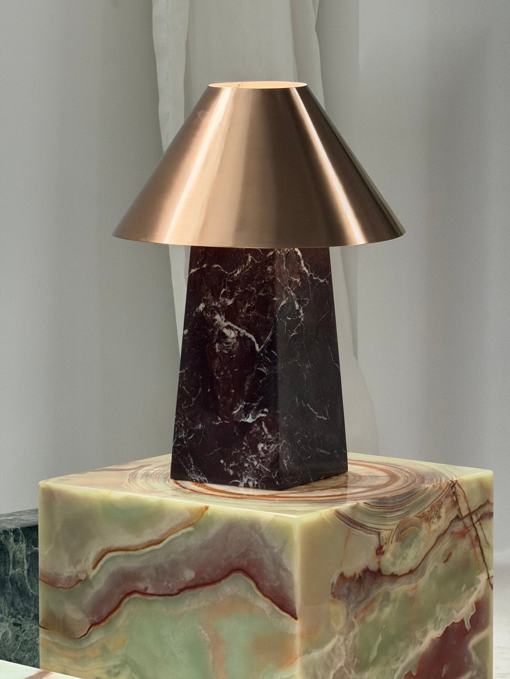 Lampe à poser moderne Baldvin en Rouge marbre et doré