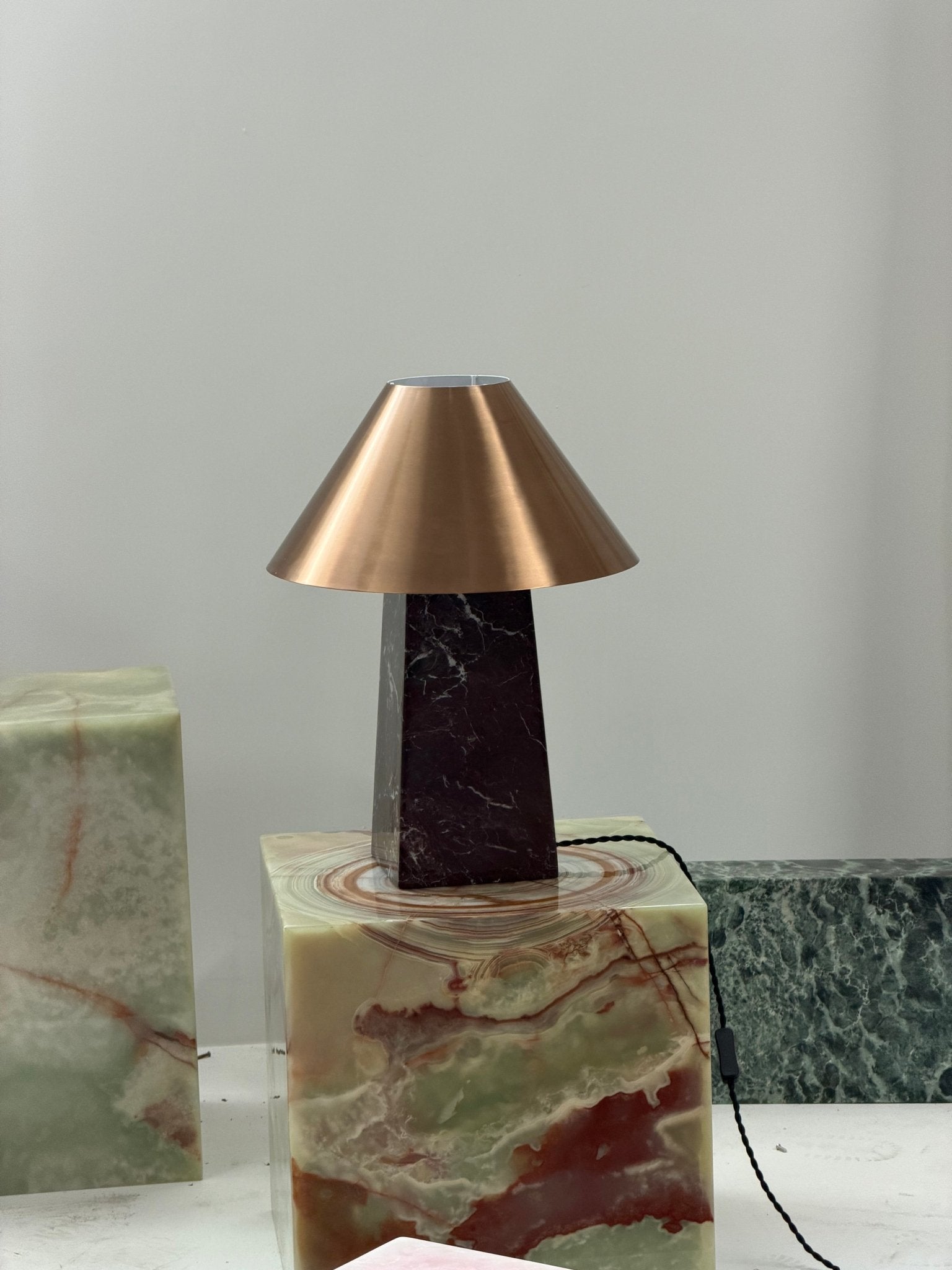 Lampe à poser moderne Baldvin en Rouge marbre et doré