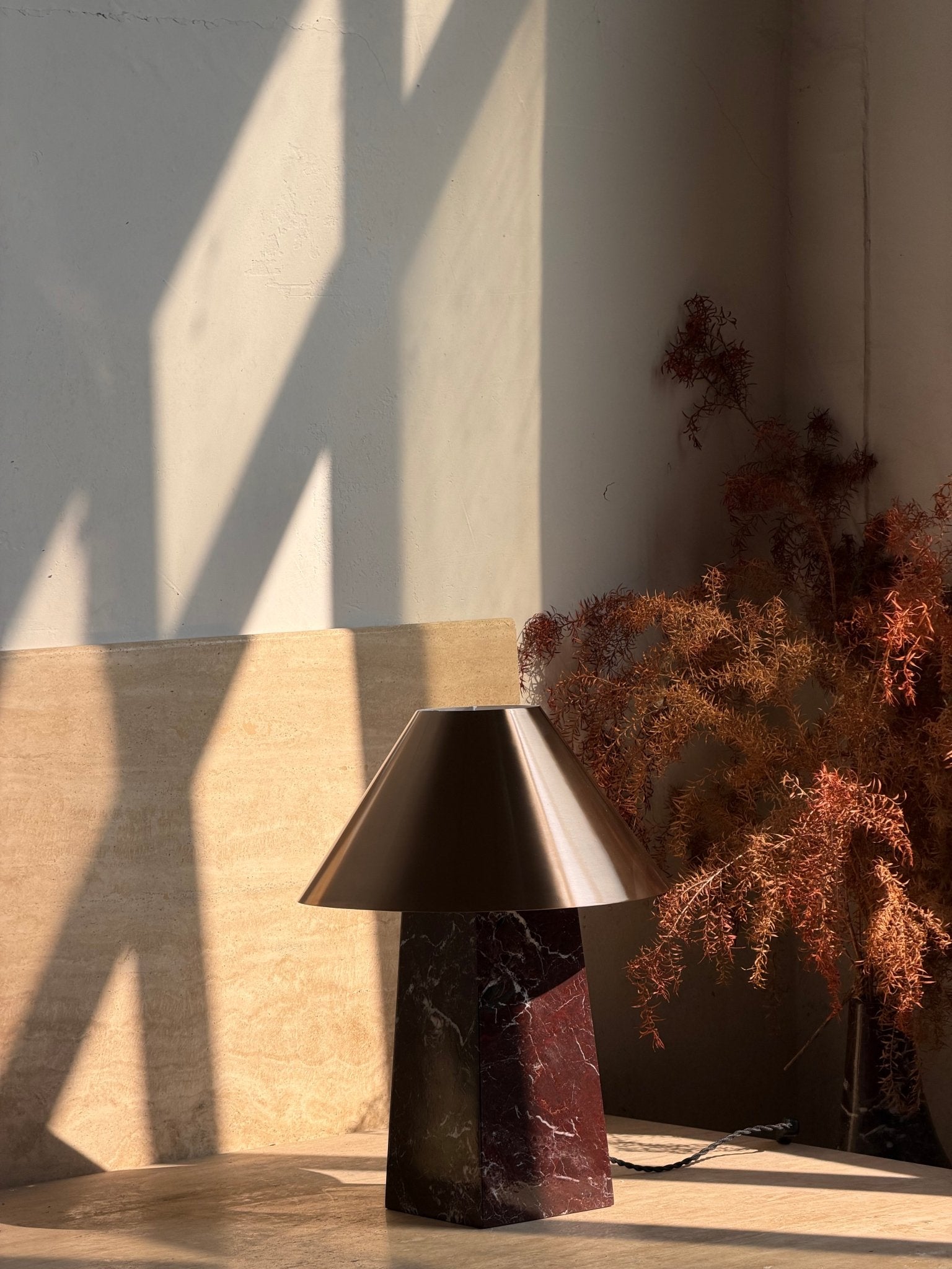 Lampe à poser moderne Baldvin en Rouge marbre et doré