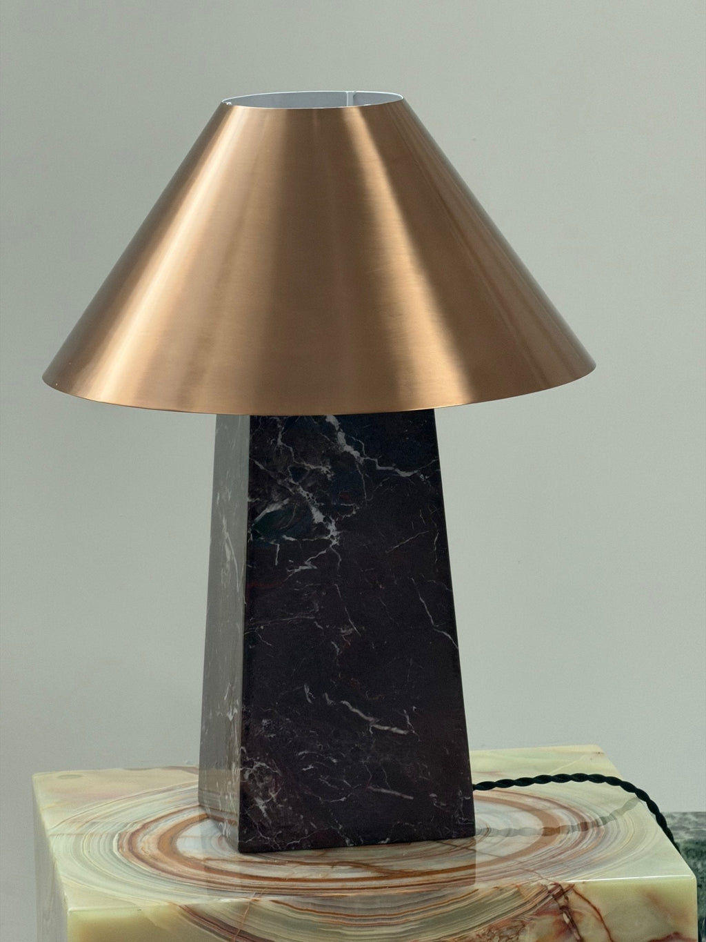 Lampe à poser moderne Baldvin en Rouge marbre et doré
