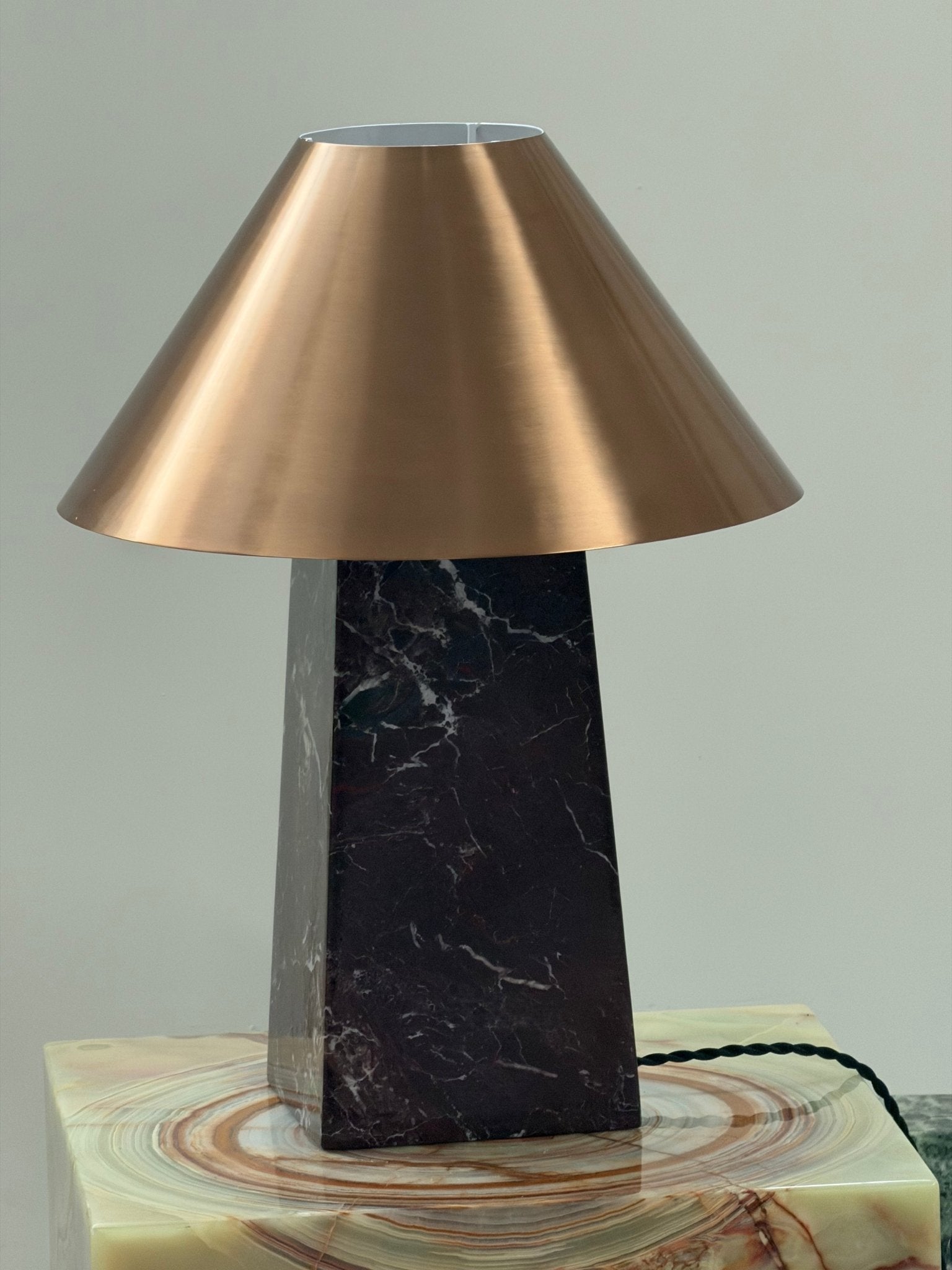 Lampe à poser moderne Baldvin en Rouge marbre et doré