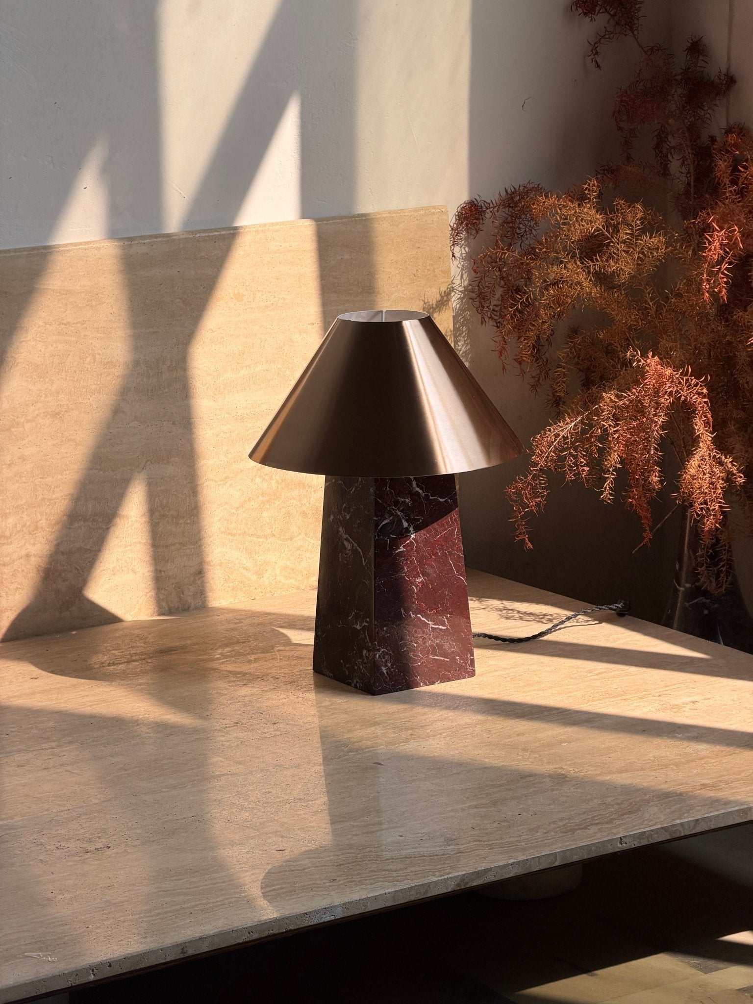 Lampe à poser moderne Baldvin en Rouge marbre et doré