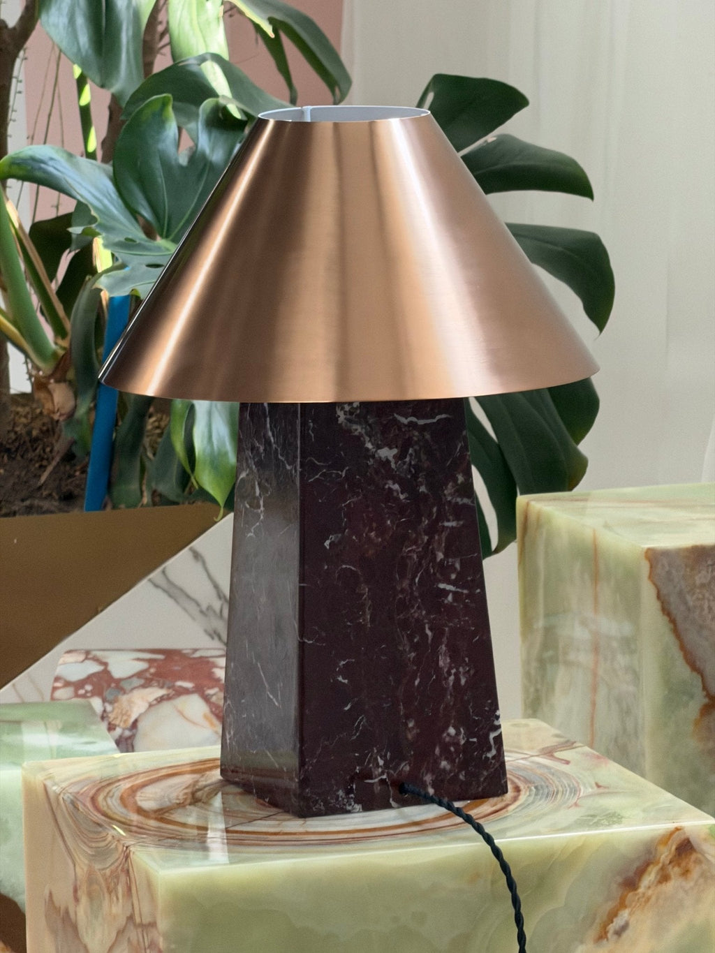 Lampe à poser moderne Baldvin en Rouge marbre et doré