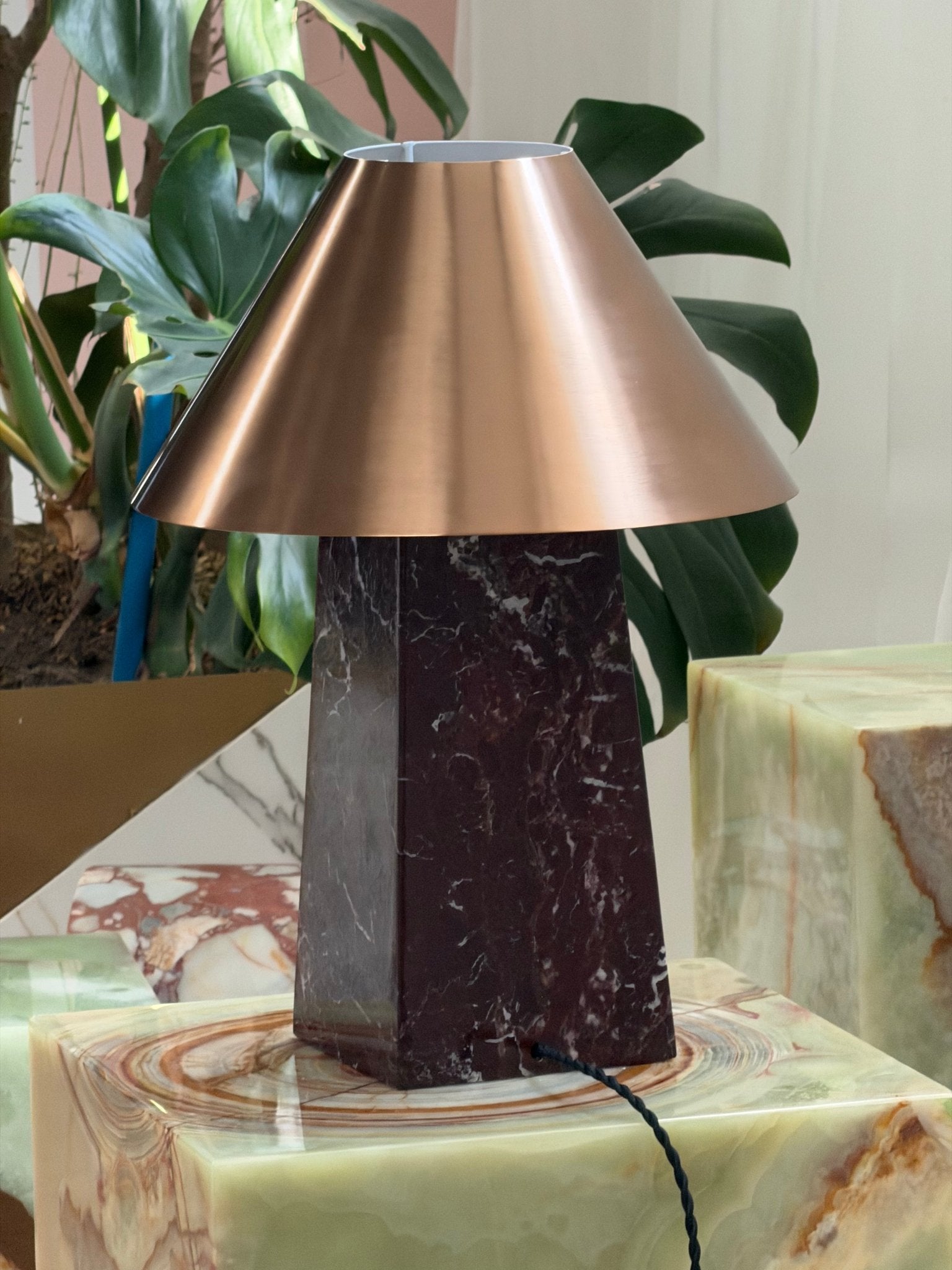 Lampe à poser moderne Baldvin en Rouge marbre et doré