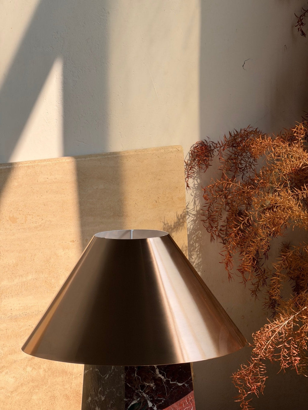 Lampe à poser moderne Baldvin en Rouge marbre et doré