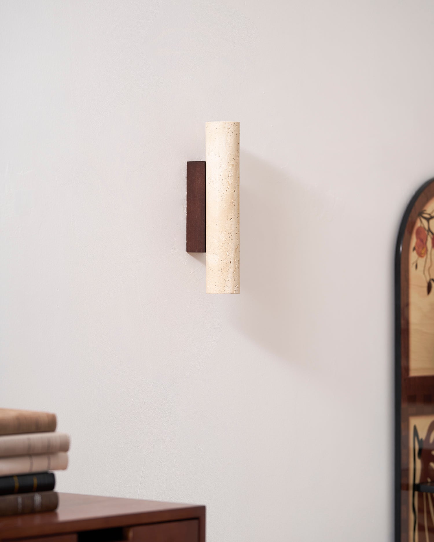 Applique murale moderne Eirikur en Noyer bois et travertin jaune