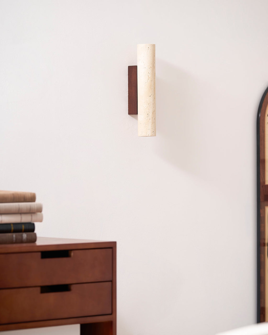 Applique murale moderne Eirikur en Noyer bois et travertin jaune