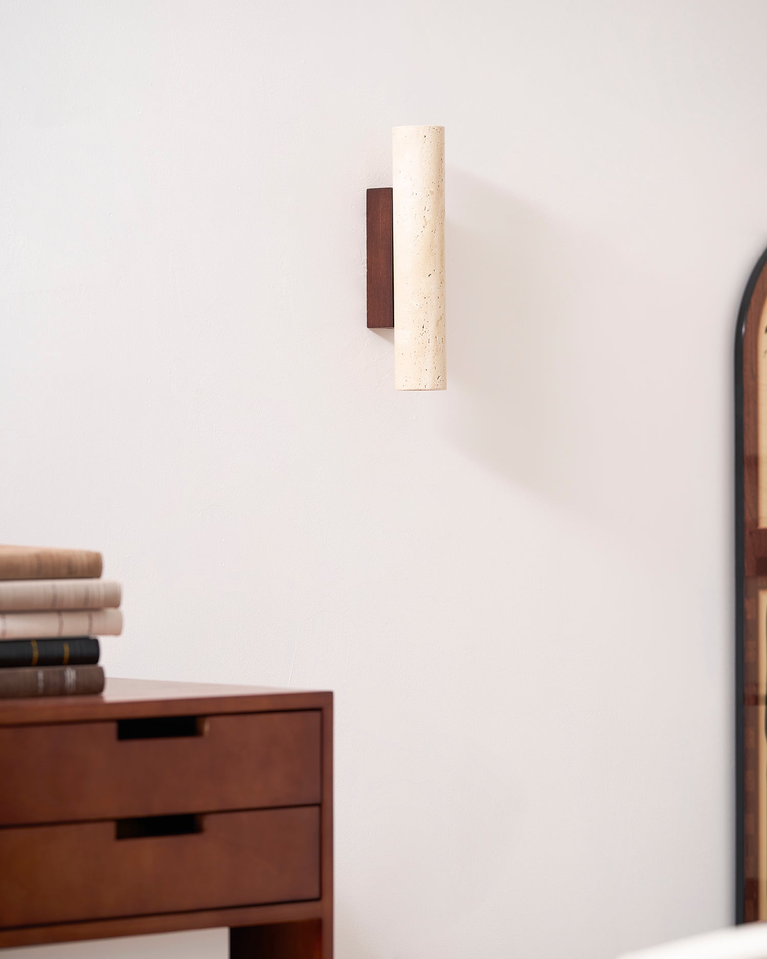 Applique murale moderne Eirikur en Noyer bois et travertin jaune