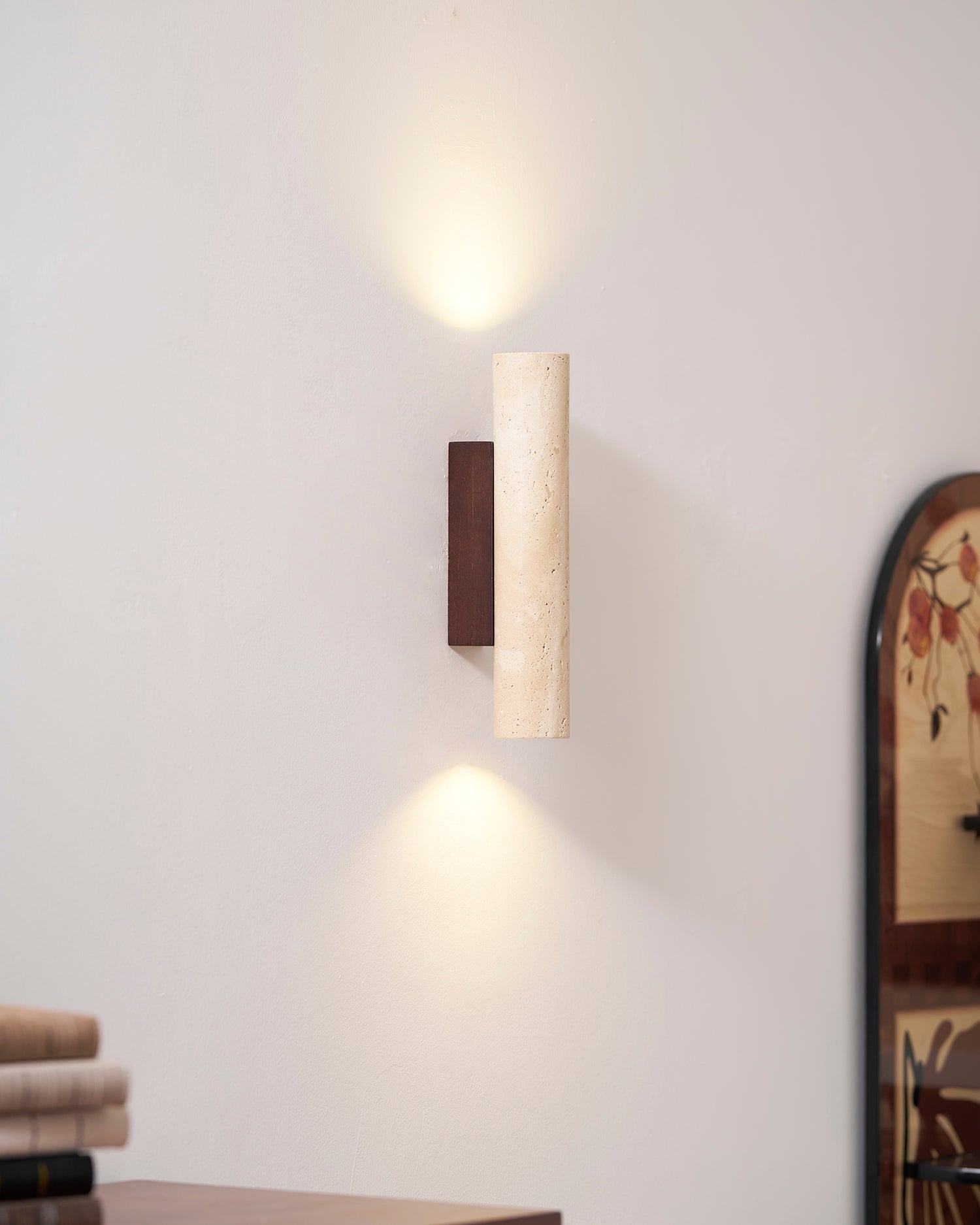 Applique murale moderne Eirikur en Noyer bois et travertin jaune