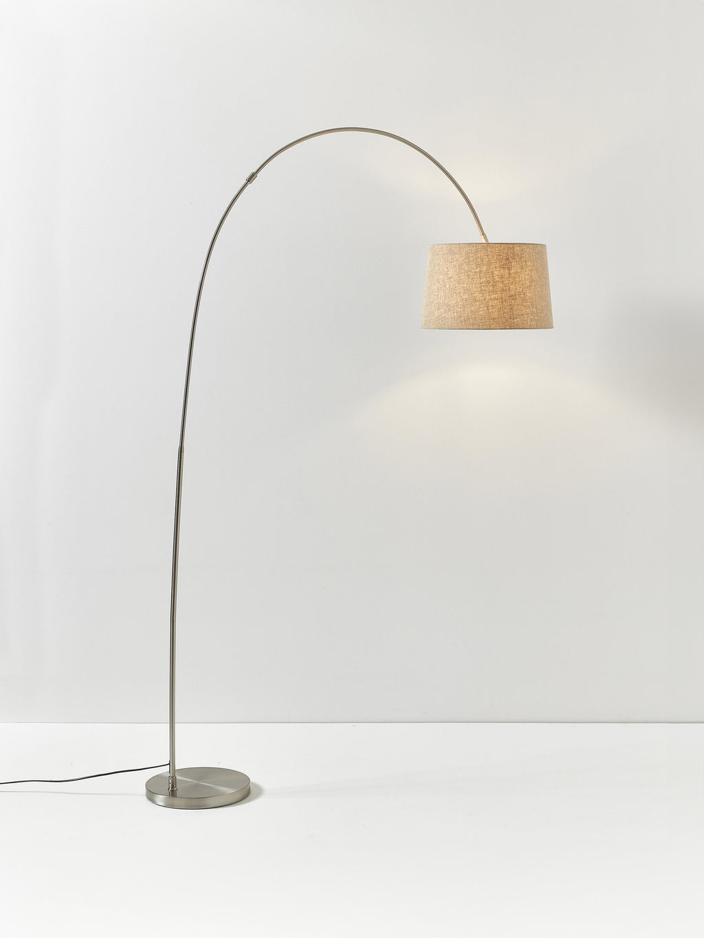 Grand lampadaire arc Gregor - Beige, argenté