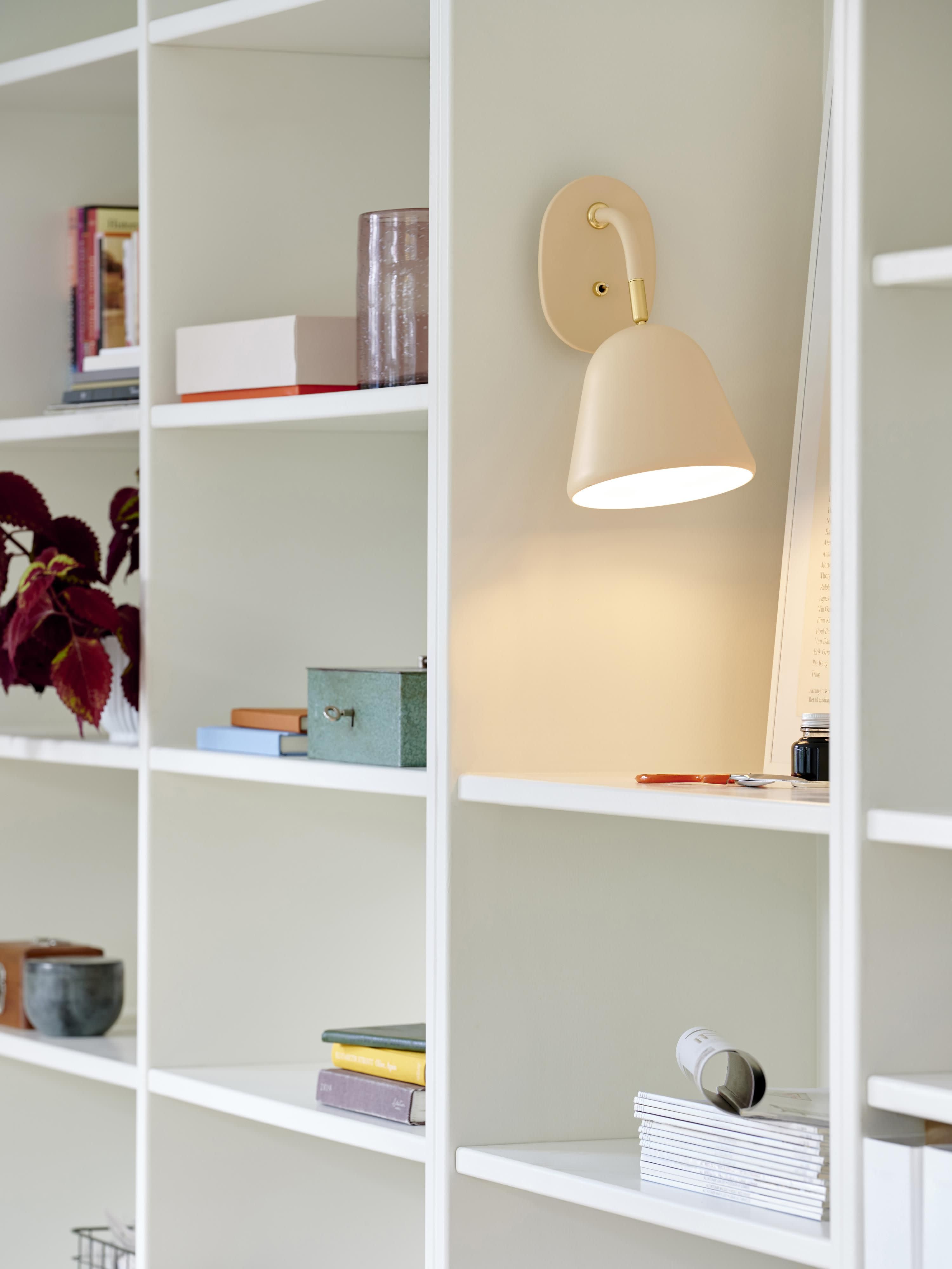 Applique murale orientable avec prise secteur Roni - Abat-jour, pied de lampe : beige
Décor : doré
Câble : blanc