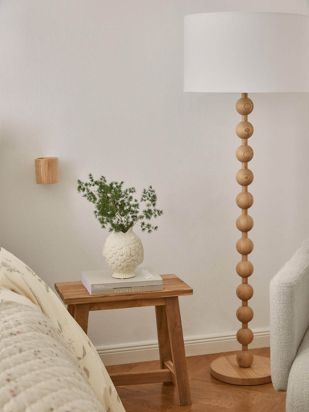 Lampadaire avec pied en bois Struan - Bois de frêne clair, blanc