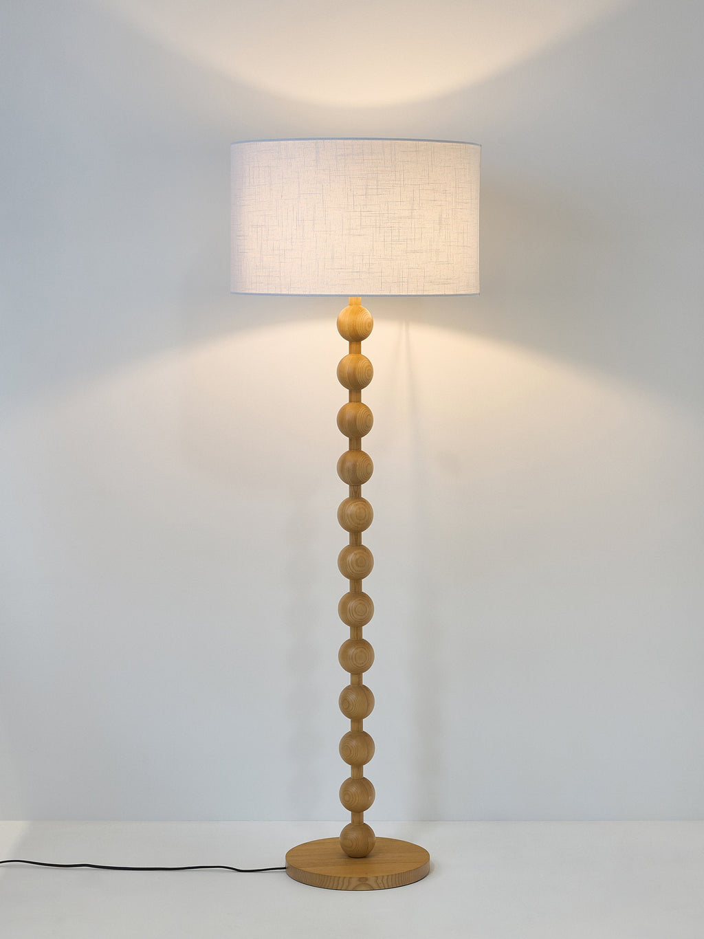 Lampadaire avec pied en bois Struan - Bois de frêne clair, blanc