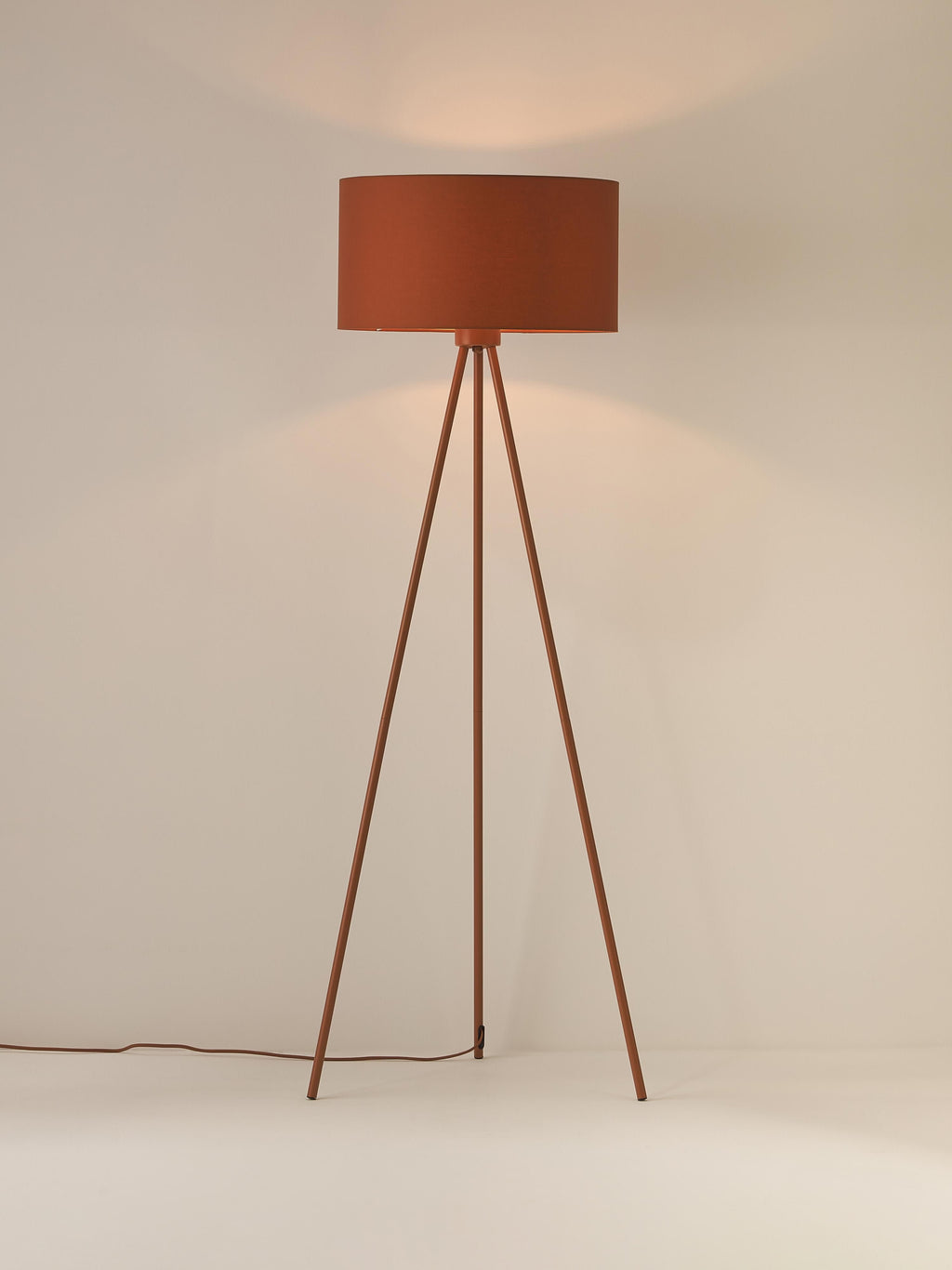 Lampadaire trépied scandi Gylfi - Terracotta