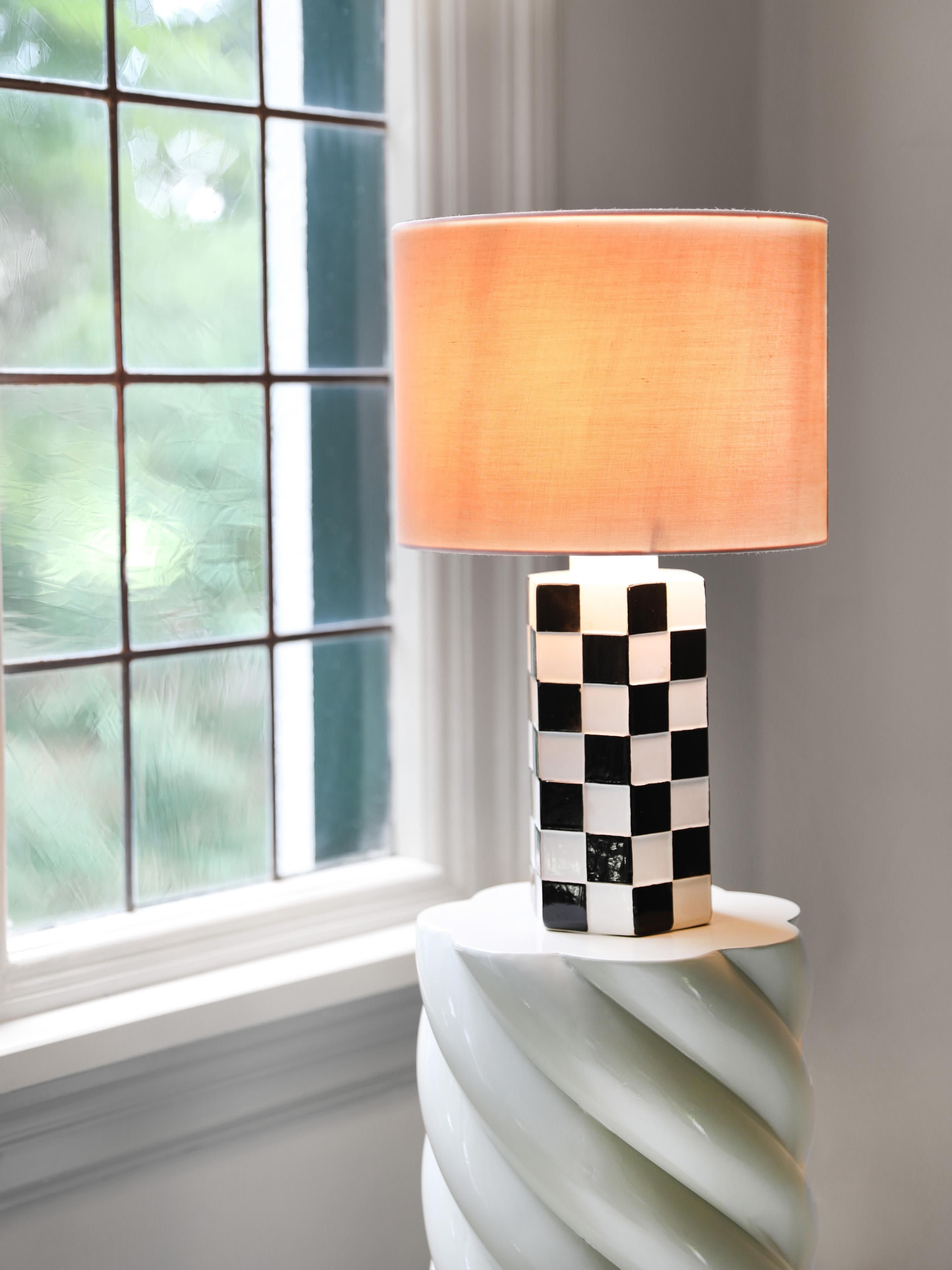 Lampe à poser motif à damier Hampus - Rose pastel, blanc, noir